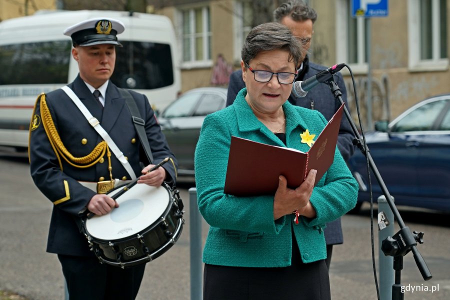 Alina Baaske – pełnomocniczka wojewody pomorskiej ds. integracji środowisk kombatanckich i koordynacji ich działań podczas uroczystości z okazji 82. rocznicy wybuchu powstania w getcie warszawskim