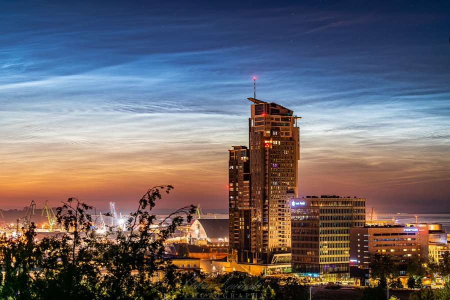 Obłoki srebrzyste uchwycone z Kamiennej Góry // fot. Oskar Lewiński (Gdynia NOCĄ - fb.com/lewinskiphotography)