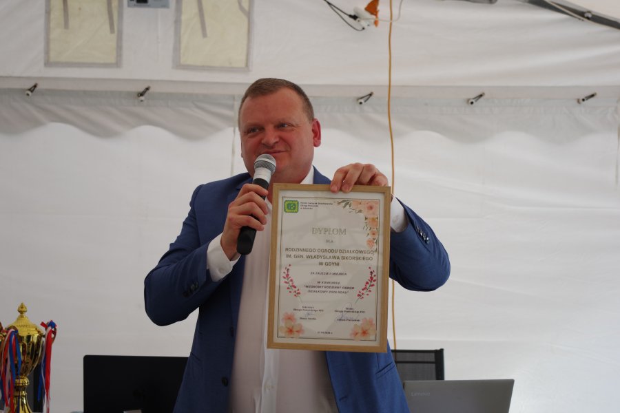 ROD im. W. Sikorskiego otrzymało II miejsce w konkursie Polskiego Związku Działkowc&oacute;w o. Pomorski "Za wzorowy Rodzinny Ogr&oacute;d Działkowy". Dyplom prezentuje sekretarz ROD Grzegorz Drozdowski