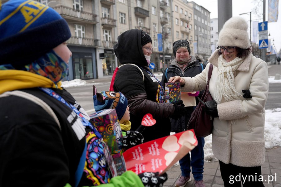 Wolontariusze zbierający datki na ul. Świętojańskiej 
