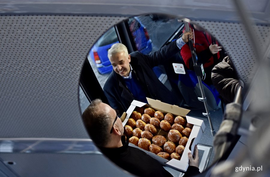 Akcja promocyjna PKA w Gdyni i Mercedesa z okazji tłustego czwartku. (fot. Kamil Złoch)