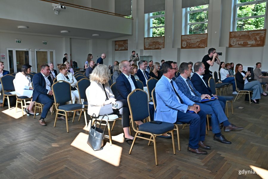 Uczestnicy spotkania w sali Niebo Polskie Urzędu Marszałkowskiego Województwa Pomorskiego