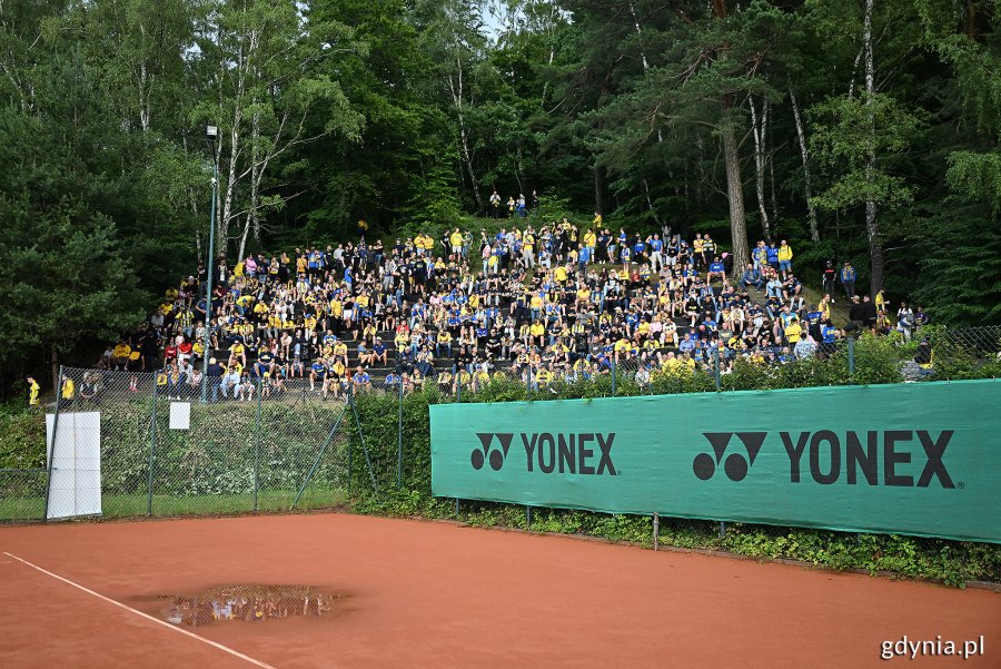 XII Spotkanie Międzypokoleniowe kibiców Arki Gdynia na słynnej „Górce” przy ulicy Ejsmonda - kibice uczestniczący w wydarzeniu (fot. Michał Puszczewicz)