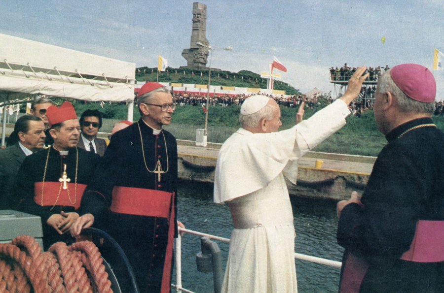 Jan Paweł II na ORP MEWA dopływa do Westerplatte // fot. ze zbioru Z. Belki