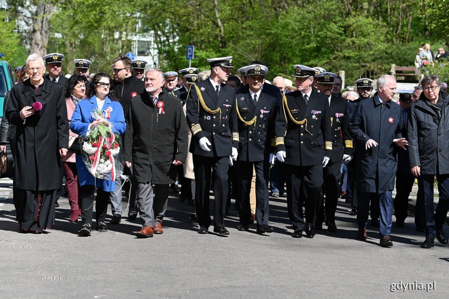 Od prawej: poseł Tadeusz Aziewicz, senator Sławomir Rybicki, przedstawiciele Marynarki Wojennej, prezydent Gdyni Wojciech Szczurek, Dorota Arciszewska-Mielewczyk - prezes Polskich Linii Oceanicznych oraz ks. Edmund Skalski - proboszcz parafii Najświętszej Maryi Panny Królowej Polski podczas uroczystości z okazji Narodowego Święta Konstytucji 3 Maja, które odbyły się przed pomnikiem Konstytucji 3 Maja przy ul. Słowackiego // fot. Michał Puszczewicz