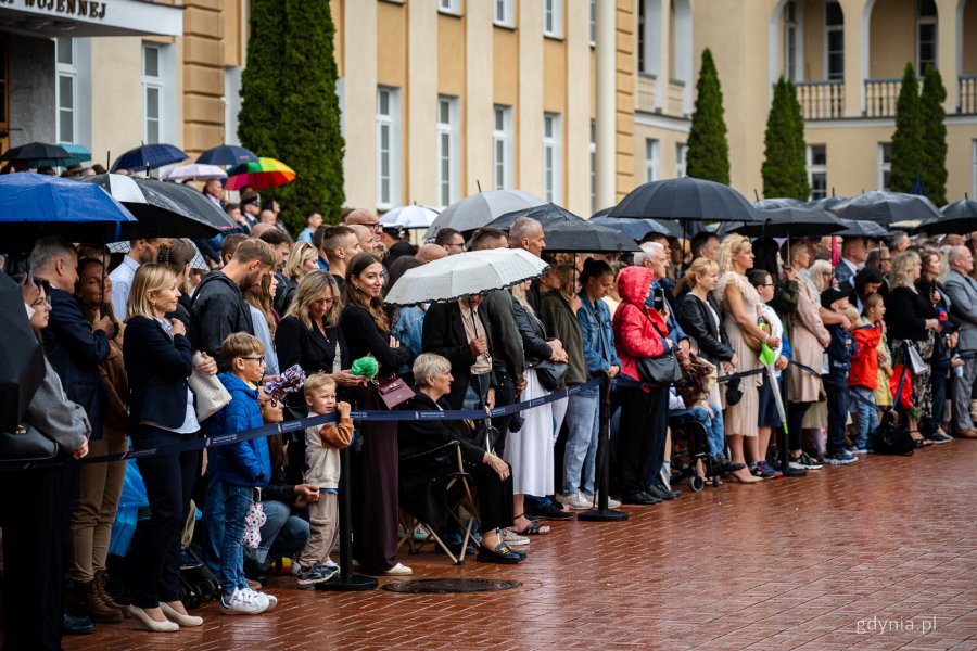 Uroczystość promocji na stopnie oficerskie dla absolwentów kursów oficerskich na Akademii Marynarki Wojennej w Gdyni (fot. Kamil Złoch)