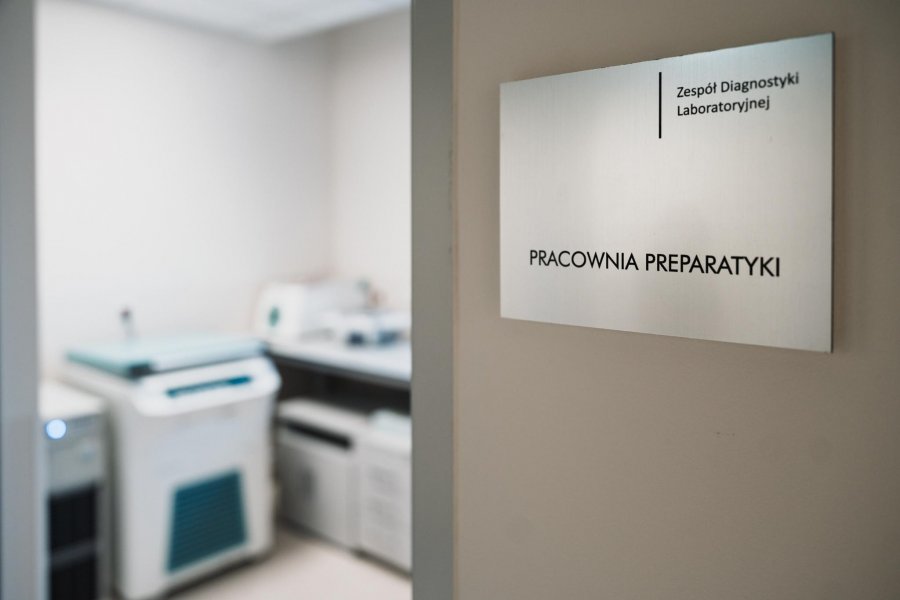 Uchylone drzwi do laboaratorium