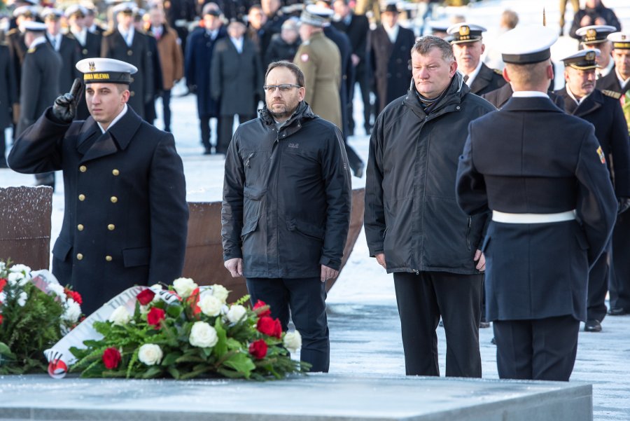 Podczas uroczystości na cmentarzu Marynarki Wojennej na Oksywiu wieniec złożyli wiceprzewodniczący Rady Miasta Andrzej Bień i radny Jarosław Kłodziński // fot. Dawid Linkowski