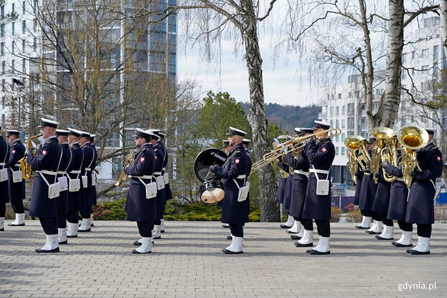 Orkiestra Reprezentacyjna Marynarki Wojennej RP podczas uroczystości z okazji Dnia Pamięci Ofiar Zbrodni Katyńskiej na Cmentarzu Wojennym w Redłowie 