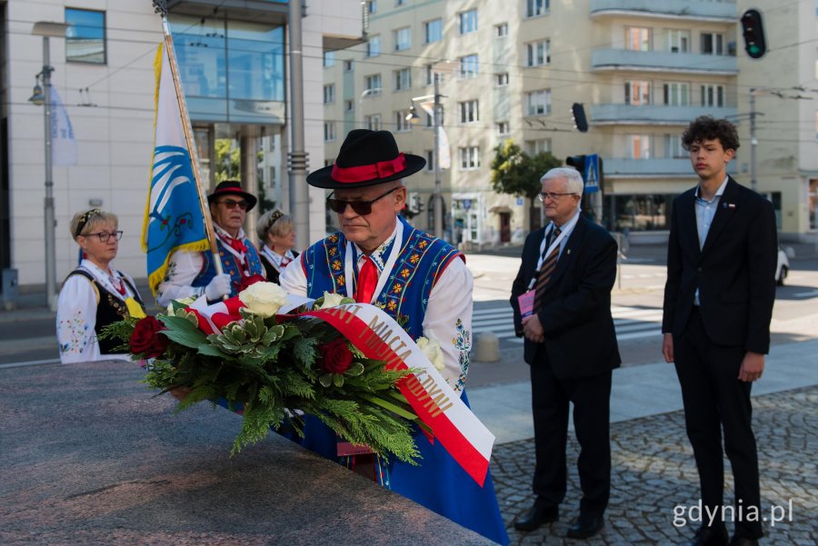 Kaszubi składają kwiaty pod pomnikiem Antoniego Abrahama