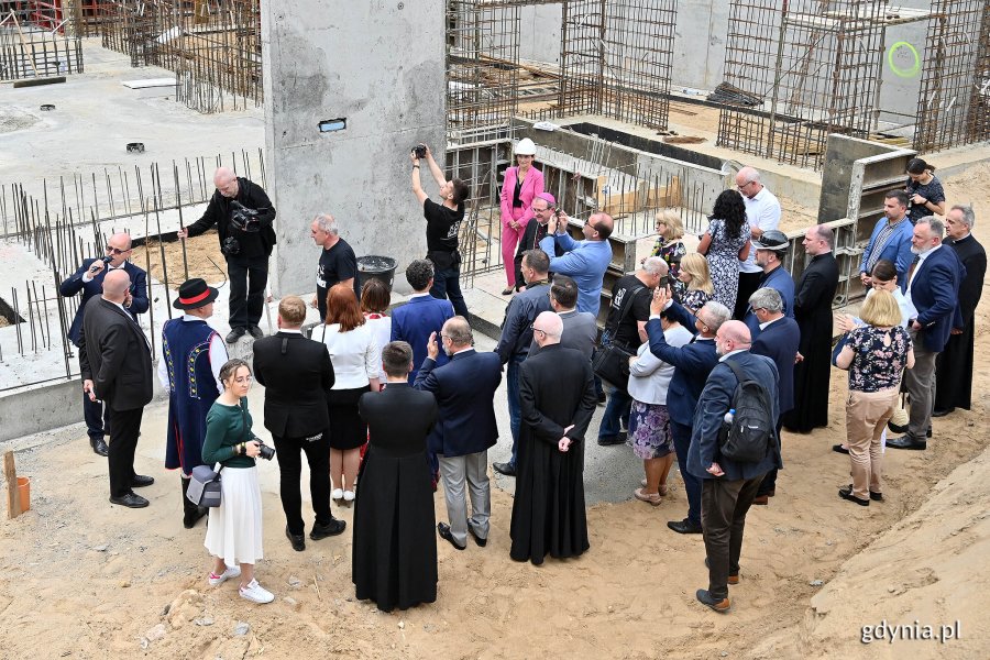 Goście zgromadzeni na placu budowy Katolickiego Centrum Kultury i diecezjalnego Centrum Ruchu Światło-Życie, którzy przyglądali się wmurowaniu kamienia węgielnego // fot. Michał Puszczewicz