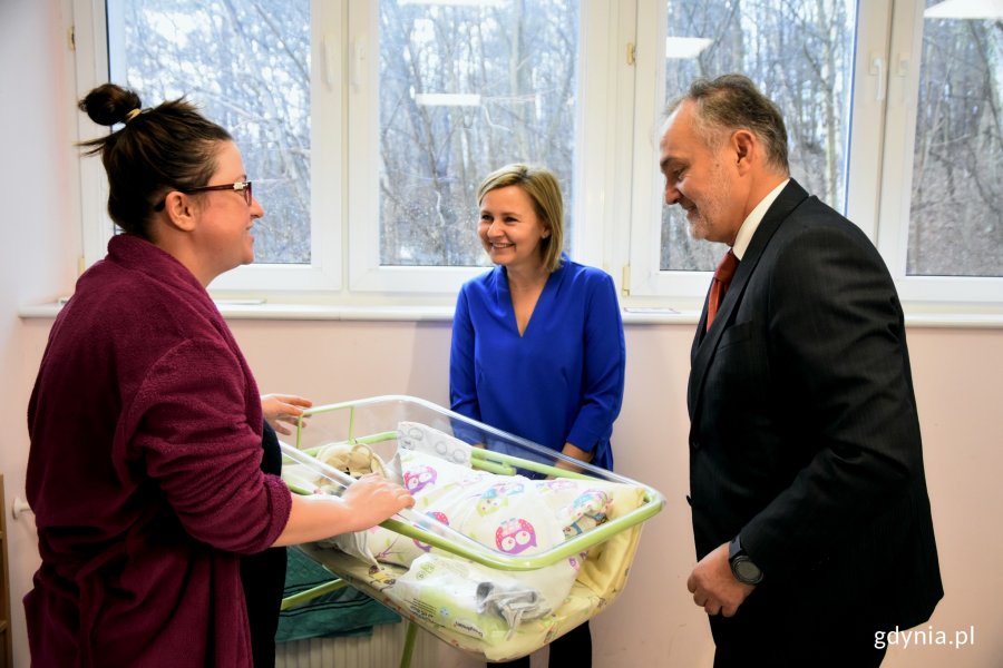 Maluchy i ich mamy odwiedzili: prezydent Gdyni Wojciech Szczurek oraz Beata Szadziul - naczelnik Wydziału Polityki Rodzinnej Urzędu Miasta Gdyni // fot. Magdalena Czernek