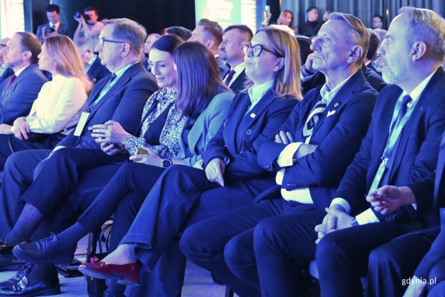 Na zdjęciu m.in.: zastępca przewodniczącego Komisji Infrastruktury Stanisław Lemczyk, posłanka Agnieszka Pomaska, wojewoda pomorska Beata Rutkiewicz, wicemarszałek wojew&oacute;dztwa pomorskiego Leszek Bonna, wiceprezydentka Gdyni Oktawia Gorzeńska (fot Magdalena Starnawska)