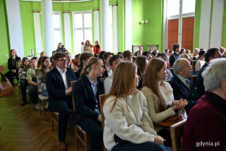 Uczestnicy koncertu pieśni patriotycznych w Klubie Marynarki Wojennej „Riwiera” w ramach obchodów 82. rocznicy powstania AK 