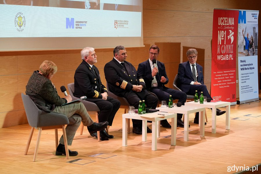Debata rektor&oacute;w "Gdynia! Wyb&oacute;r na dziś. Miasto na jutro", podczas kt&oacute;rej rektorzy gdyńskich uczelni: kontradmirał prof. dr hab. Tomasz Szubrycht z Akademii Marynarki Wojennej, prof. dr hab. inż. kpt. ż.w. Adam Weintrit z Uniwersytetu Morskiego, dr hab. Artur Kozłowski z WSB Merito i dr Tomasz Białas z Wyższej Szkoły Administracji i Biznesu im. Eugeniusza Kwiatkowskiego, rozmawiali o teraźniejszości i przyszłości Gdyni, jej mieszkańc&oacute;w i uczelni