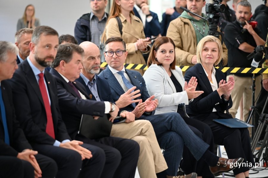 Konferencja w hali Radmoru. Na zdjęciu widoczni m.in. wicepremier Władysław Kosiniak-Kamysz, &Oslash;ystein B&oslash;, ambasador Norwegii, Krystian Chmielewski, wiceprezes ds. rozwoju biznesu w Kongsberg Defence & Aerospace, Aleksandra Kosiorek, prezydent Gdyni oraz Beata Zastawna, przewodnicząca Rady Miasta Gdyni. (fot. Łukasz Kamasz/gdynia.pl)