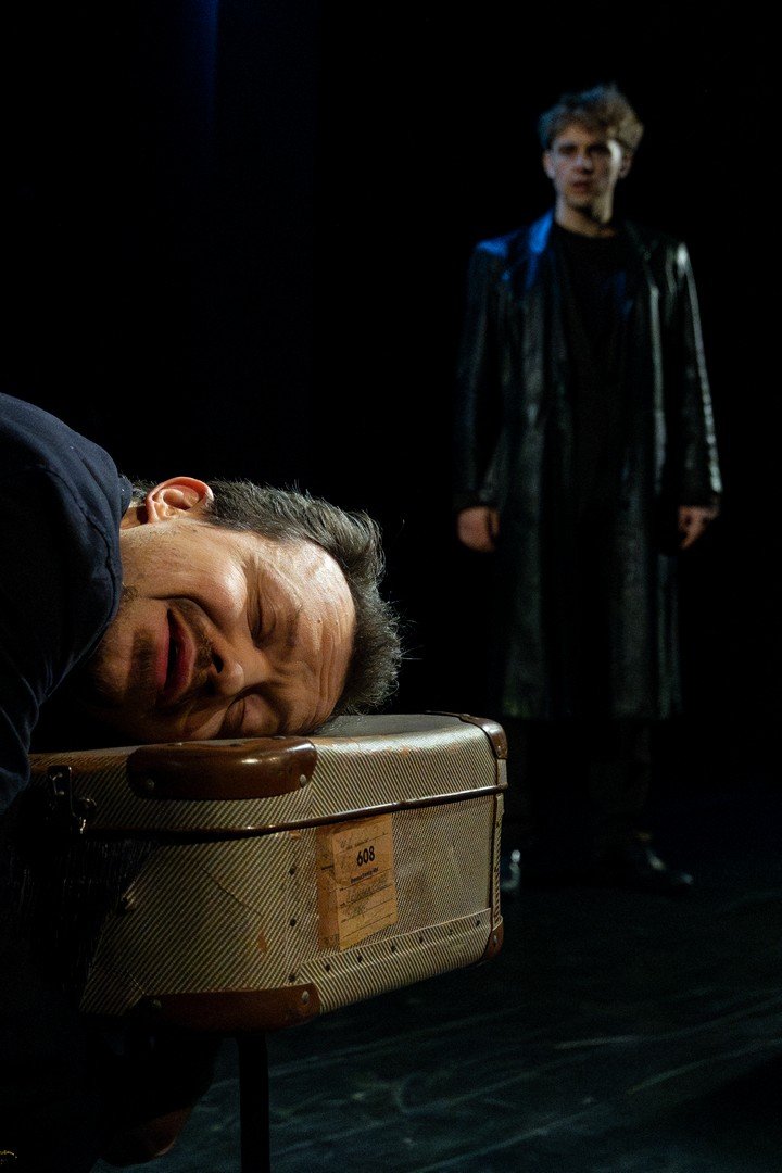 Piotr Rogalski i Bartłomiej Deklewa w nowym spektaklu Teatru Gdynia Główna pt. „Kto zabił w Konitzville”