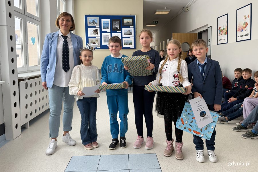 Uroczyste obchody 100-lecia Gdyni w SP 16, na zdjęciu m.in. dyrektorka szkoły Dorota Bębenek z lauretami międzyszkolnego konkursu (fot. Katarzyna Belcerzak)