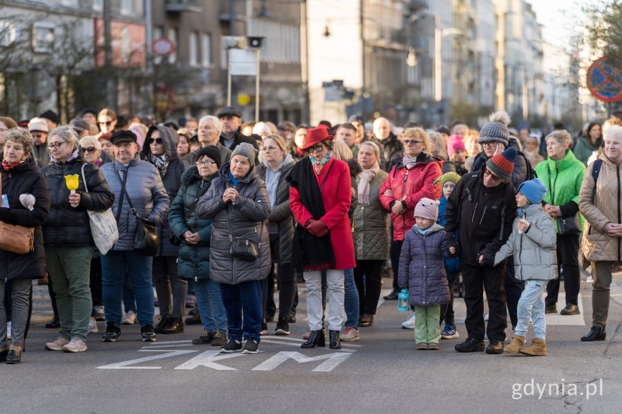 Uczestnicy Gdyńskiej Drogi Krzyżowej na ul. Świętojańskiej 
