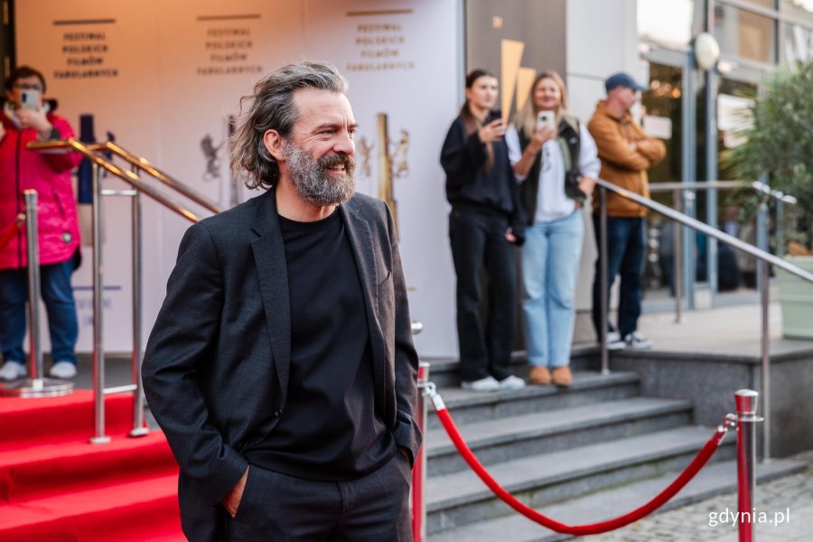 Piotr Głowacki na czerwonym dywanie przed Teatrem Muzycznym w Gdyni przed galą otwarcia 51. Festiwalu Polskich Film&oacute;w Fabularnych