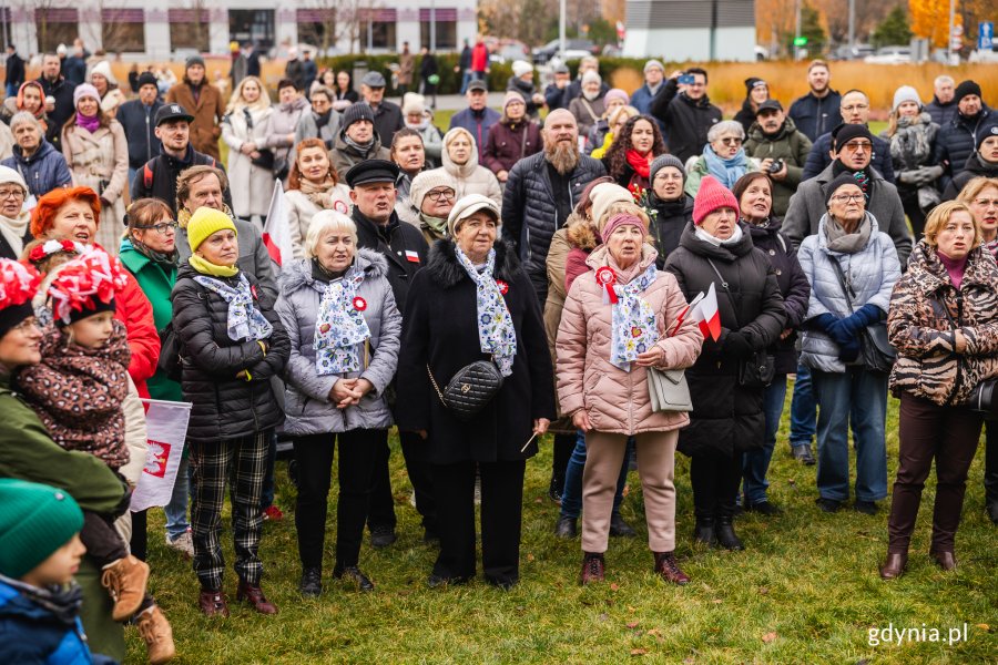 „Śpiewem dla Niepodległej” – wspólne śpiewanie pieśni patriotycznych na placu Grunwaldzkim (fot. Karol Stańczak)