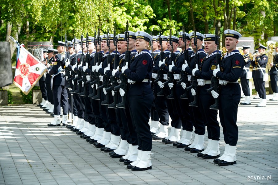 Żołnierze Kompanii Reprezentacyjnej Marynarki Wojennej w galowych mundurach podczas uroczystości z okazji 80. rocznicy zakończenia II wojny światowej 