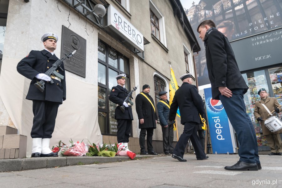 Posterunek honorowy przy tablicy pamiątkowej na fasadzie domu Jana Radtkego - pierwszego wójta Gdyni. Kwiaty składa Adam Labuhn - asystent senatora Sławomira Rybickiego// fot. Kamil Złoch