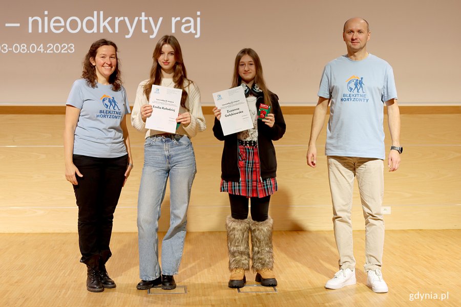 Błękitne Horyzonty 2025 w PPNT w Gdyni. Na zdjęciu od lewej: Alicja Jank z SP nr 26,Laureatka konkursu, laureatki III miejsca w konkursie foto: Emilia Kołodziej i Zuzanna Gołębiowska z II LO Gdynia, Marcin Jank z II LO w Gdyni, (fot. Katarzyna Balcerzak)