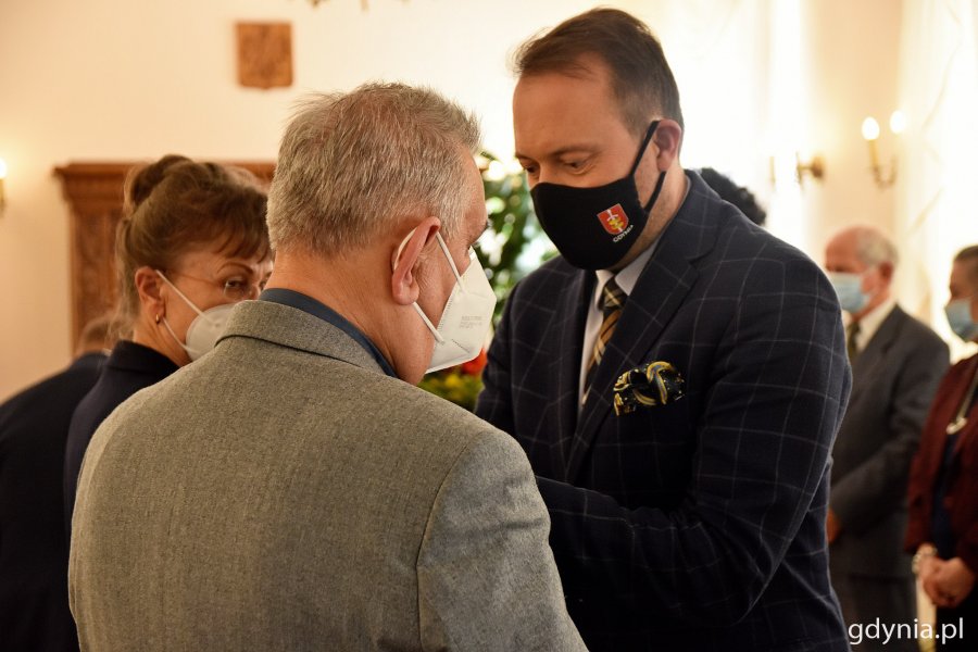 Medale za Długoletnie Pożycie Małżeńskie wręczył Marek Łucyk, wiceprezydent Gdyni // fot. Paweł Kukla