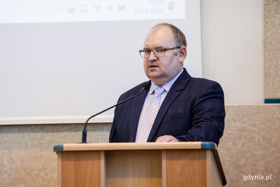 Paweł Stolarczyk, radny Gdyni, podczas I sesji Rady Miasta Gdyni IX kadencji 