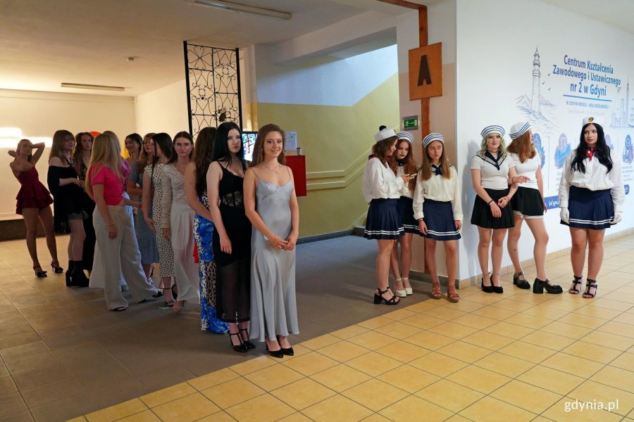 Uczniowie CKZiU nr 2 biorący udział w obchodach jubileuszu szkoły 