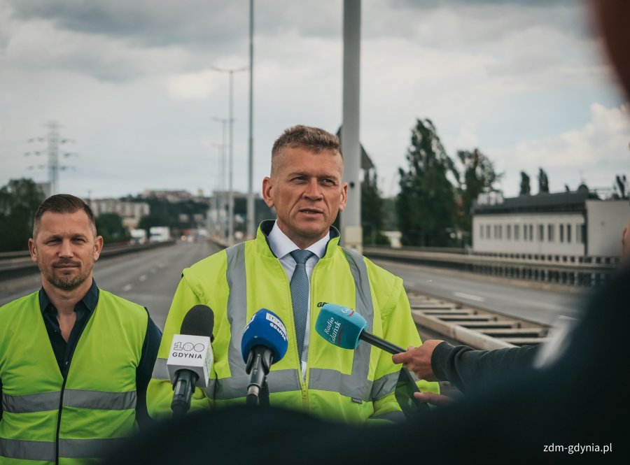 Michał Felon, dyrektor Zarządu Dr&oacute;g Miejskich w Gdyni, podczas konferencji prasowej poświęconej przywr&oacute;ceniu ruchu na gł&oacute;wnym ciągu Estakady Kwiatkowskiego (fot. Marcin Mielewski)