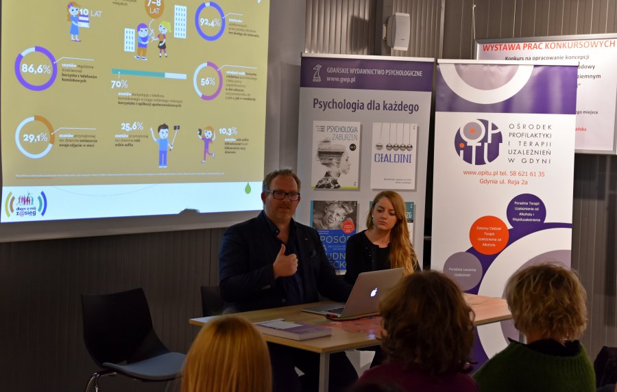 Spotkanie z przedstawicielem Fundacji Dbam o mój z@sięg przyniosło domowe kodeksy odpowiedzialnego korzystania z mediów cyfrowych, fot. Kamil Złoch