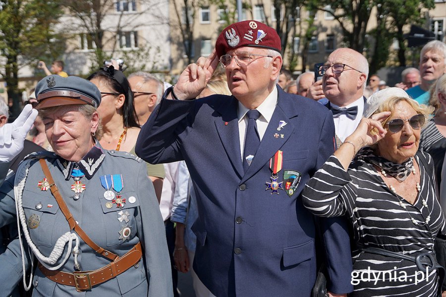 Salutujący przedstawiciele Związku Piłsudczyków RP TPJP Okręgu Pomorskiego w Gdyni i Związku Sybiraków