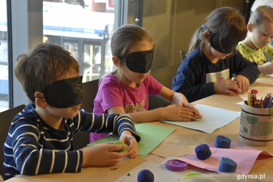 Dzieci mogły sprawdzić jak wygląda świat osób niewidomych // fot. Justyna Bronk