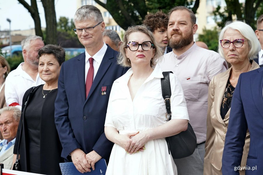 Od lewej: Alina Baaske &ndash; pełnomocniczka wojewody pomorskiej ds. integracji środowisk kombatanckich i koordynacji ich działań, wiceprezydent Gdyni Rafał Geremek oraz radni Gdyni Agnieszka Tokarska, Łukasz Strzałkowski i Joanna Zielińska podczas uroczystości z okazji 82. rocznicy wybuchu powstania warszawskiego 