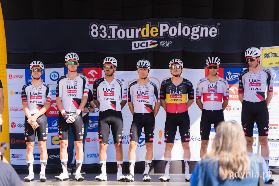 Zesp&oacute;ł UAE Team Emirates XRG podczas prezentacji na scenie zawod&oacute;w przed startem wyścigu