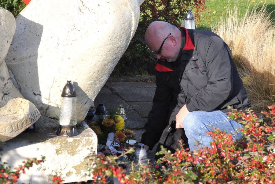 Jeden z uczestników uroczystości oddający hołd zmarłym ludziom morza przed pomnikiem „Tym, co odeszli na wieczną wachtę” 