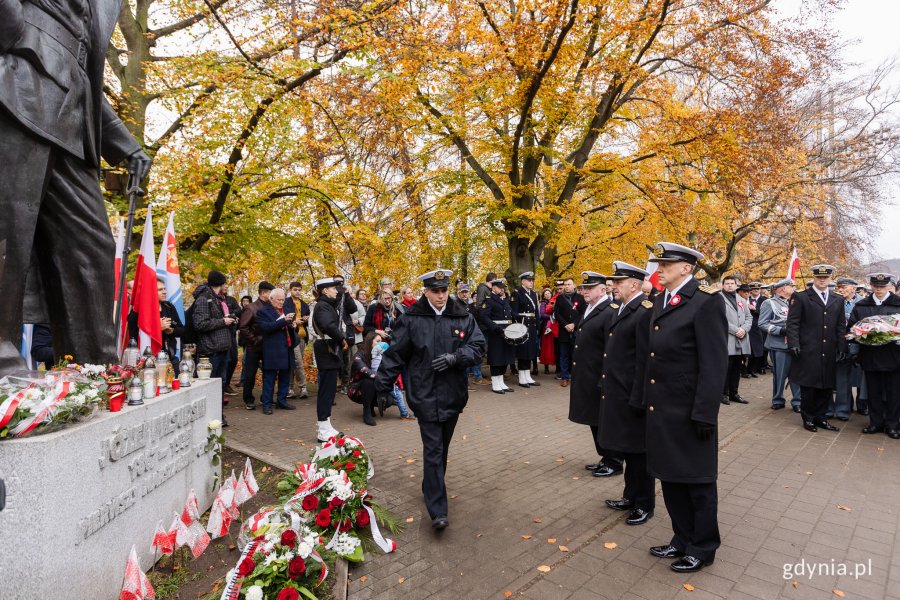Przedstawiciele Marynarki Wojennej złożyli kwiaty przed pomnikiem marszałka Józefa Piłsudskiego z okazji Narodowego Święta Niepodległości // fot. Karol Stańczak