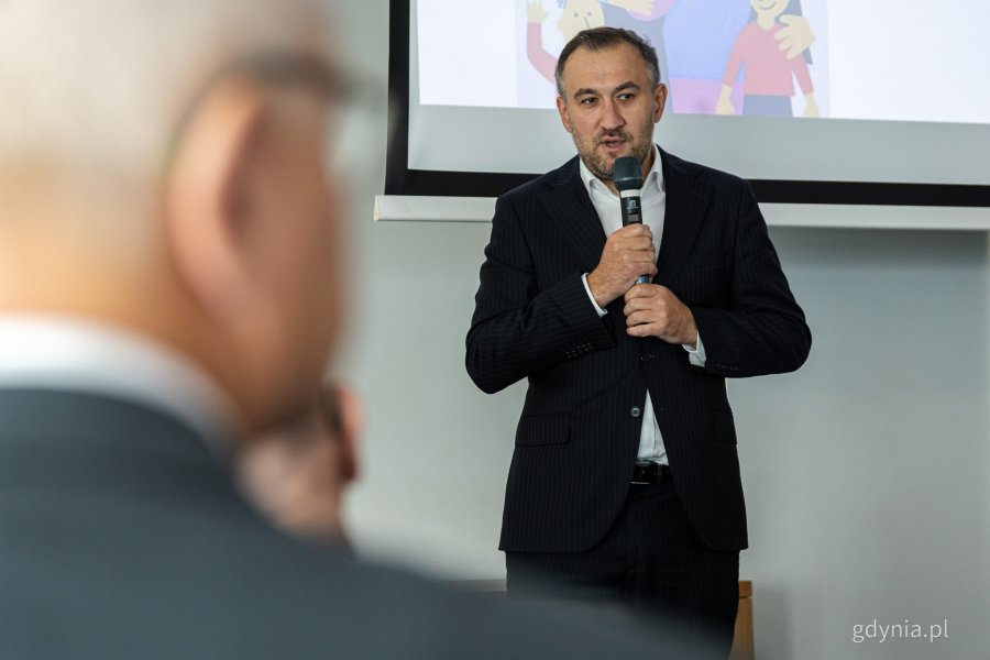 Wiceprezydent Gdyni Tomasz Augustyniak. Konferencja European Healthy Stadia Network zorganizowana przez Arkę Gdynia, Gdański Uniwersytet Medyczny i Gdyńskie Centrum Zdrowia (fot. Kamil Złoch)