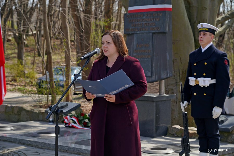 Prezydent Gdyni Aleksandra Kosiorek przemawiająca podczas uroczystości z okazji Dnia Pamięci Ofiar Zbrodni Katyńskiej na Cmentarzu Wojennym w Redłowie