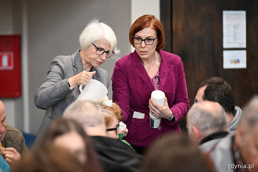 Radna Gdyni Joanna Zielińska w towarzystwie córki Katarzyny podają gościom żurek