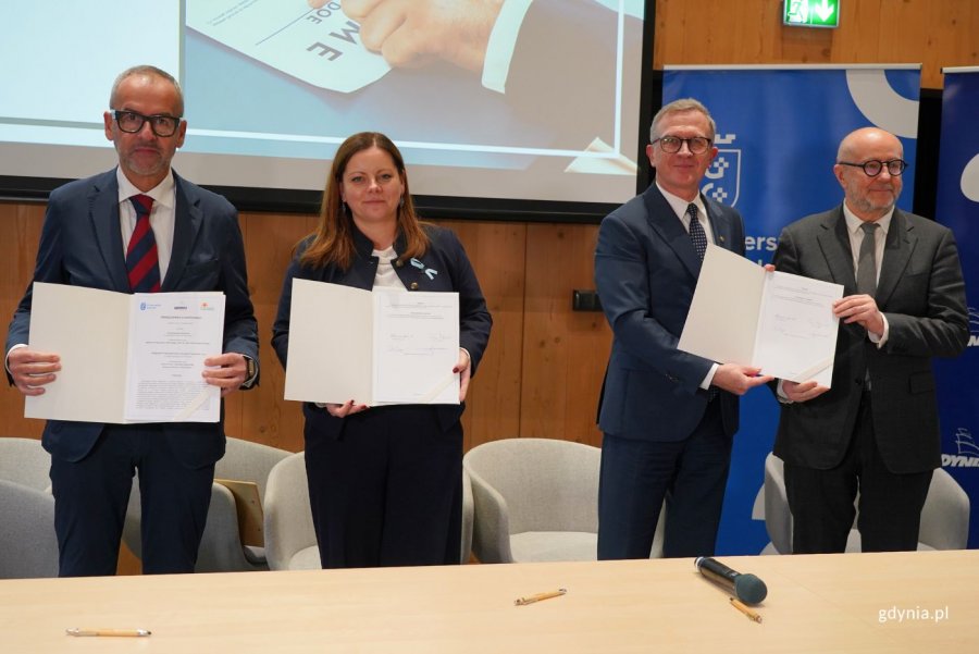 Podpisanie listu intencyjnego. Na zdjęciu (od lewej): rektor UG prof. dr hab. Piotr Stepnowski, prezydent Gdyni Aleksandra Kosiorek, prezes zarządu OPEC Gdynia Wojciech Folejewski, prezes zarządu OPEC Grudziądz Marek Dec (fot. Magdalena Starnawska)
