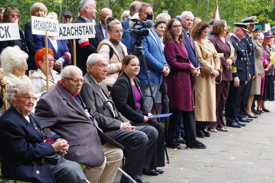 Obchody 87. rocznicy sowieckiej agresji na Polskę pod pomnikiem  &bdquo;W hołdzie zesłańcom Sybiru&rdquo;. Na zdjęciu m.in: senator RP Sławomir Rybicki, posłanki: Dorota Arciszewska-Mielewczyk, prezydent Gdyni Aleksandra Kosiorek