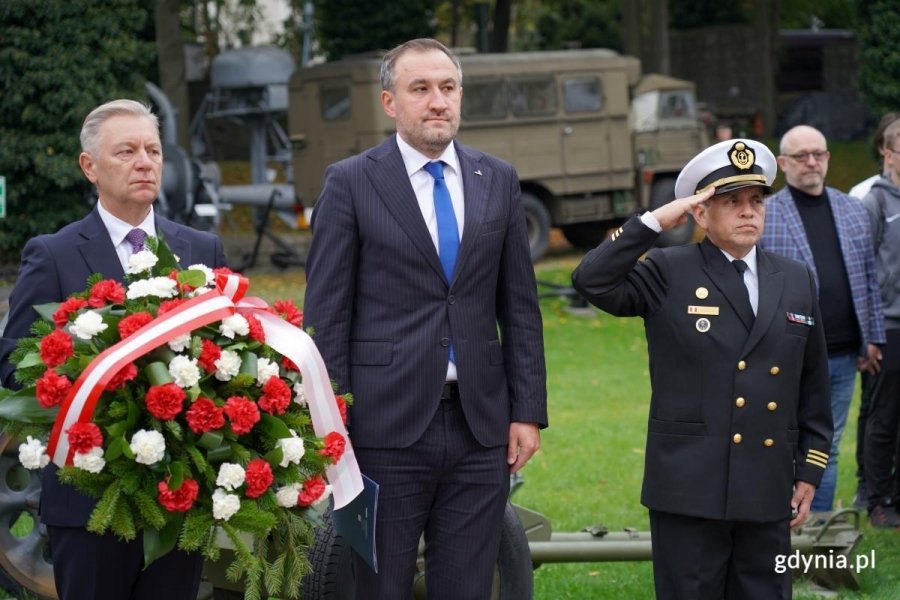 Złożenie wieńc&oacute;w przed popiersiem admirała Miguela Grau. Na zdjęciu widoczni od lewej: Roman Walasiński, konsul honorowy Peru w Gdańsku oraz Tomasz Augustyniak, wiceprezydent Gdyni (fot. Łukasz Kamasz)