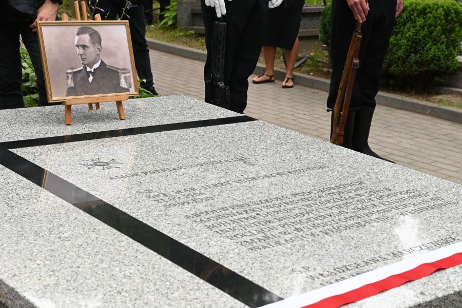 na zdjęciu płyta nagrobna ze zdjęciem