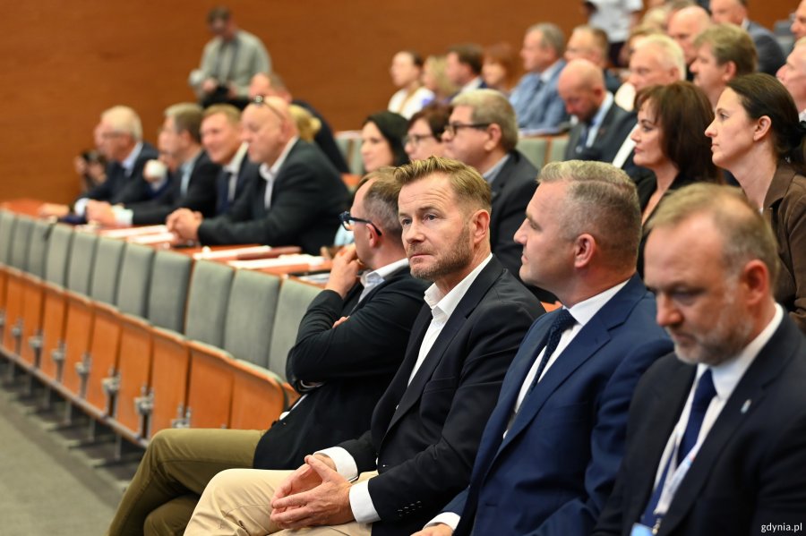 Na zdjęciu m.in.: zastępca dyrektora Laboratorium Innowacji Społecznych w Gdyni Maciej Warszakowski, burmistrz Rumi Michał Pasieczny, senator RP Ryszard Świlski i wicemarszałek wojew&oacute;dztwa pomorskiego Marcin Skwierawski 