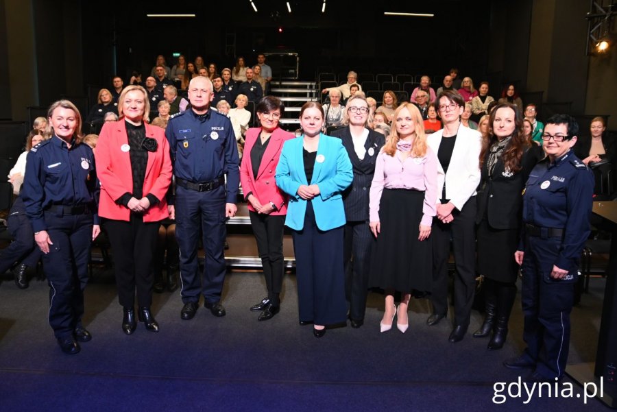 Na zdjęciu (od lewej): pełnomocnik ds. Ochrony Praw Człowieka Komendy Wojewódzkiej Policji w Gdańsku mł. insp. Hanna Kowalewicz, wicewojewoda Anna Olkowska-Jacyno,  Komendant Wojewódzki Policji w Gdańsku insp. Bogusław Ziem, prezydent Gdyni Aleksandra Kosiorek, radna Gdyni Agnieszka Tokarska, prezes Szpitali Pomorskich Jolanta Sobierańska-Grenda, prezes Sądu Rejonowego w Gdyni Monika Selin, Komenda Miejska Policji w Gdyni mł. insp. Beata Nienadowska (fot. Magdalena Starnawska)