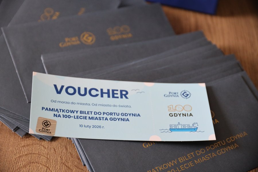 Prezes Zarządu sp&oacute;łki Zarząd Morskiego Portu Gdynia S.A. Piotr Gorzeński przekazał 100 voucher&oacute;w dla mieszkańc&oacute;w na zwiedzanie portu 
