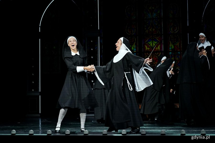 Zdjęcie z pr&oacute;by medialnej spektaklu &bdquo;Zakonnica w przebraniu&rdquo; w Teatrze Muzycznym w Gdyni. Julia Duchniewicz jako siostra Maria Robert (po lewej) oraz Karolina Merda jako Deloris Van Cartier 